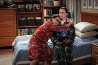 The Big Bang Theory – Leonard (Johnny Galecki, l.) hat eine schlechte Nachricht für Sheldon (Jim Parsons, r.), denn Arthur Jeffries, der als Professor Proton der Held von Sheldons Kindheit war, ist gestorben ...