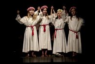 Heimatleuchten – Stille Nacht Historienspiel Laufen - die Friedensengerl beim Auftritt.