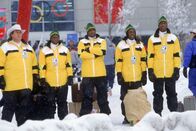 Cool Runnings – Das erste Mal stehen Irwin "Irv" Blitzer (John Candy, l.) und seine Mannschaft vor einer echten Bobbahn. (v.r.n.l.) Derice Bannock (Leon Robinson), Sanka Coffie (Doug E. Doug), Yul Brenner (Malik Yoba) und Junior Bevil (Rawle D. Lewis) betrachten diese mit gemischten Gefühlen ...