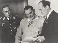 Der Zweite Weltkrieg – Oberbefehlshaber der deutschen Luftwaffe, Hermann Göring (M.), mit seinem Adjutanten Karl Bodenschatz (l.) und dem Ingenieur Willy Messerschmitt (r.).