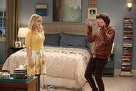 The Big Bang Theory – Geben für ihre Freunde eine Dinner-Party: Bernadette (Melissa Rauch, l.) und Howard (Simon Helberg, r.) ...