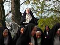 Die Deutschen – PHOENIX HILDEGARD VON BINGEN UND DIE MACHT DER FRAUEN Uhr. Hildegard von Bingen will mehr sein als nur eine einfache Nonne. Sie wirkt als Visionärin und Predigerin, Heilkundige und religiöse Autorin. Auf Augenhöhe erteilt sie auch den Mächtigen ihrer Zeit geistliche und politische Ratschläge.