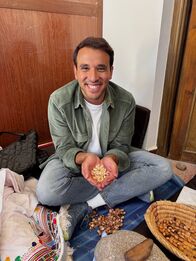 Greenwashed? – Die Arganfrucht wird von Hand verarbeitet. Sherif macht sich in der Frauen-Kooperative ein Bild vor Ort und packt mit an.