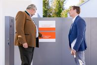 Die Rosenheim-Cops – Im neuen Mordfall betreten die Kommissare Stadler (Dieter Fischer, l.) und Bach (Patrick Kalupa, r.) neues Terrain, denn das Mordopfer war Kuscheltrainer.