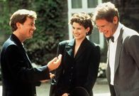 Sabrina – Eigentlich ist die Chauffeurstochter Sabrina (Julia Ormond) seit ihrer Kindheit in den Millionärssohn David (Greg Kinnear, li.) verliebt, doch nun macht ihr dessen charmanter großer Bruder Linus (Harrison Ford) den Hof.