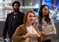 Ghosted – Leroy (Craig Robinson, l.) und Annie (Amber Stevens West, r.) setzen große Hoffnungen in die Hellseherin Celeste (Audrey Wasilewski, M.). Aber kann sie wirklich dabei helfen, herauszufinden, wer das Büro verwanzt hat?