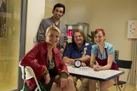 Danni Lowinski – Danni (Annette Frier, l.) kämpft für das Recht der kleinen Leute und wird dabei von Bea (Nadja Becker, r.), Nils (Oliver Fleischer, 2.v.r.) und Orkan (Orhan Müstak, 2.v.l.) unterstützt.