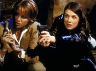 Diagnose: Mord – Die beiden Polizistinnen Amy (Kathy Evison, r.) und Taylor (Zoe McLellan, l.), die Organhändlern auf der Spur sind, werden von den Gangstern beschossen.