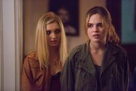 The Professor – Richards Tochter Olivia (Odessa Young, r.) will ihren Eltern ihre Freundin Taylor (Kaitlyn Bernard) vorstellen.