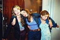 Edel & Starck – Schwester Klara (Julia Brendler, r.) und Patricia (Barbara Demmer, l.) bringen die beschwipste Sandra (Rebecca Immanuel, M.) nach ihrem gemeinsamen Discobesuch nach Hause.