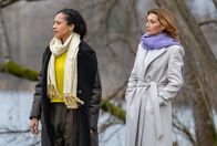 Sturm der Liebe – Nicole (Dionne Wudu, l.) vertraut sich in der Not Alexandra (Daniela Kiefer, r.) an.; ARD STURM DER LIEBE FOLGE 4296 Uhr im ERSTEN. Nicole (Dionne Wudu, l.) vertraut sich in der Not Alexandra (Daniela Kiefer, r.) an.