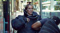Trigger Point – Danny (Eric Shango) hilft Lana (Vicky McClure) vor dem Einsatz in den schweren Schutzanzug.