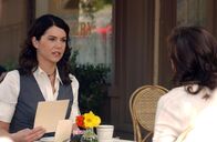 Gilmore Girls – Erkennt ihre Tochter nicht wieder, als herauskommt, dass diese ein Boot gestohlen hat und im Gefängnis gelandet ist: Lorelai (Lauren Graham) ...
