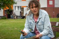 Reisen mit Muddi – Nur mit dem Nötigsten ist Agnetha Pfeiffer (Alwara Höfels) vor den Vollstreckungsbeamten aus ihrer Wohnung geflohen und weiß nicht, wo sie hin soll.