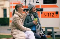 In aller Freundschaft – PJlerin Lisa Schroth (Louise Sophie Arnold, li.) ignoriert eine Anweisung von Dr. Ina Schulte und verlässt mit der hochschwangeren Hilda Renner (Karoline Teska, re.) die Klinik. Hilda genießt die Abwechslung in vollen Zügen, doch Lisas Aktionismus hat ganz eigennützige Gründe.