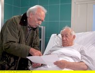 In aller Freundschaft – Robert Walk (Achim Wolff, links) hat eine Skizze des Unfallhergangs angefertigt. Obwohl Fritz Kuttesch (Dieter Hallervorden) Roberts Anweisungen anders in Erinnerung hat, will er Robert glauben, dass es schon so gewesen sein wird. Doch Robert reicht das nicht, schließlich hat er seinen Freund angeschossen - Fritz soll sich sicher sein, dass es so war, wie auf der Skizze.