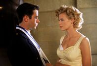 L.A. Confidential – Der Polizist Ed Exley (Guy Pearce) und das Callgirl Lynn Bracken (Kim Basinger) freunden sich miteinander an.