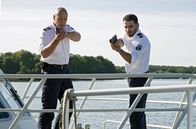 WaPo Berlin – Wolf Malletzke (Christoph Grunert, l.) und Fahri Celik (Hassan Akkouch, r.) stellen auf dem Müggelsee einen Skipper, der eine Leiche an Deck hat.