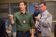 Brooklyn Nine-Nine – Jake Peralta (Andy Samberg, l.); Charles Boyle (Joe Lo Truglio, r.)