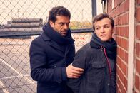 Heldt – Heldt (Kai Schumann, l.) ertappt Alex (Juri Senft, r.) in flagranti und nimmt ihn mit aufs Präsidium.
