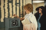 Warum eigentlich ... bringen wir den Chef nicht um? – Judy Bernly (Jane Fonda, l.) ist guter Dinge, denn gemeinsam mit ihren Kolleginnen hat sie einen Plan ausgehegt, wie sie endlich ihren Chef loswerden kann ...