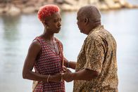 Death in Paradise – Selwyn Patterson (Don Warrington) ist in großer Sorge um seine Tochter Andrina Harper Patterson (Genesis Lynea), die Zeugin eines schockierenden Todesfalls wurde. Doch trotz seiner Bemühungen, ihr emotionalen Halt zu geben, bleibt Andrina auf Distanz.