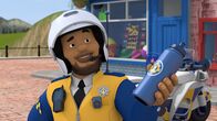 Feuerwehrmann Sam – Polizist Malcolm ist neu in Pontypandy. Ab sofort unterstützt er die Feuerwehrleute wo immer er kann.