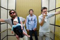 Hangover – Bräutigam Doug beschließt mit seinen drei Trauzeugen Phil (Bradley Cooper, M.), Stu (Ed Helms, r.) und Alan (Zach Galifianakis, l.) in Las Vegas einen draufzumachen, bevor der Ernst des Lebens beginnt. Doch am nächsten Tag haben alle den kompletten Filmriss - und der Bräutigam ist verschwunden. Stattdessen haben sich ein Tiger und ein Baby in ihrem Hotelzimmer breitgemacht ...