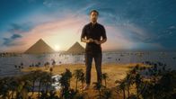 Eine kurze Geschichte über... – Mirko Drotschmann vor einem Foto mit Nil und Pyramiden. Das alte Ägypten ist ein Geschenk des Nil: Er lieferte fruchtbare Böden und Baustoff für Hütten und Paläste. Ohne den längsten Fluss der Welt hätte es die ägyptische Hochkultur nie gegeben. Keine Pyramiden, keine Tempel, kein Pharao, keine Hieroglyphenschrift.