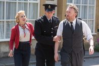 Father Brown – Catherine Blackstone (Eleanor Wyld) will den Polizisten aufhalten, als er ihren Vater Peter Blackstone (Richard Lumsden) abführt. Sie hält ihn für unschuldig.