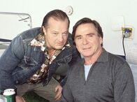 Mutter kommt in Fahrt – Herbert (Elmar Wepper, re.) und sein Campingfreund Klaus (Paul Fassnacht) fachsimpeln über Wohnmobile.