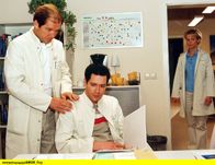 In aller Freundschaft – Um Rolands Chefarztposten übernehmen zu können, versucht sich Dr. Meyerhoff (Michael Lesch, links) beim Personal der Sachsenklinik (Thomas Koch, rechts und Andrea Kathrin Loewig) mit allerlei Versprechungen beliebt zu machen.