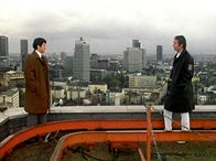 Notarztwagen 7 – Dr. Brandenberg (Joachim Bliese, rechts) versucht, den verzweifelten Gymnasiasten Lothar (Andreas Seyferth) vom Sprung in die Tiefe abzuhalten.
