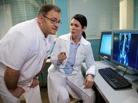 In aller Freundschaft – Hans-Peter Brenner (Michael Trischan) hat in der ganzen Klinik nach Peter Merz gesucht. Bei der Auswertung der Röntgenaufnahmen entdeckt Dr. Elena Eichhorn (Cheryl Shepard), dass die Aortenwand bei ihm gerissen ist. Vermutlich ist der Kampfmittelbeseitiger zurück auf die Baustelle gefahren, um die Bombe zu entschärfen - er schwebt in Lebensgefahr. Elena entschließt sich, mit dem Notarztwagen ins Sperrgebiet zu fahren.