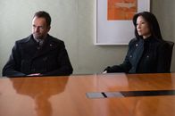 Elementary – Ermitteln in einem neuen Fall: Sherlock Holmes (Jonny Lee Miller, l.) und Dr. Joan Watson (Lucy Liu, r.) ...