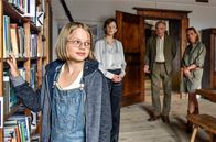 Zimmer mit Stall – Sophie (Aglaia Szyszkowitz, re.) und Barthl (Friedrich von Thun) zeigen Mandy (Leni Erceg, li.) das Internat für Hochbegabte, das von Direktorin Dr. Maria Lang (Hanna Scheibe) geleitet wird.