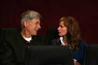 Navy CIS – Besprechen die Lage: Gibbs (Mark Harmon, l.) und NCIS Direktorin Jenny Shepard (Lauren Holly, r.) ...
