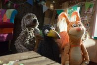 Rudis Rasselbande – Streng geheim! Buffo (Ulli Voland), Rudi (Lennart Morgenstern) und Ella (Anna Menzel) planen eine Überraschung zu Ottos Geburtstag.