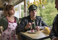 Hubert und Staller – Hubert (Christian Tramitz, rechts) und Staller (Helmfried von Lüttichau, Mitte) lassen sich bei Sabrina (Carin C. Tietze) einen Erdbeerkuchen schmecken, um sich von den anstrengenden Ermittlungen zu erholen.