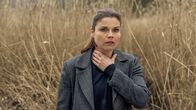 Stralsund – Von ihrer Streifschusswunde lässt sich Nina Petersen (Katharina Wackernagel) nicht stoppen. Sie ermittelt weiter im Mordfall Kara.