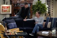 Will & Grace – Jack (Sean Hayes, l.) bringt Will (Eric McCormack, r.) in eine unangenehme Situation, als dieser das Instagram-Profil eine Ex-Freundes stalked ...