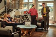 Two and a Half Men – Die Überraschung für Alan (Jon Cryer, 2.v.r.) und Walden (Ashton Kutcher, r.) ist groß, als herauskommt, dass Jake (Angus T. Jones, 2.v.l.) seine 36-jährige Freundin Tammy (Jaime Pressly, l.) in Las Vegas heiraten möchte ...