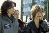 Die Rettungsflieger – Sonntagmorgen in einem Vorort: Bei einer Messerstecherei in einer Spielhalle wird Yvonne (Pamela Knaak) im Gesicht verletzt.