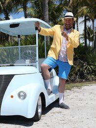 Expedition Unknown - Mythen auf der Spur – Josh Gates fährt mit einem Golfwagen um Gasparilla Island in Florida, benannt nach dem legendären Piraten Jose Gaspar.