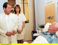 In aller Freundschaft – MDR Fernsehen IN ALLER FREUNDSCHAFT FOLGE 189, "Der Stellvertreter" Uhr. Dr. Christian Meyerhoff (Michael Lesch, links und Maren Gilzer, Mitte) hat dem Patienten Richard Zweig (Dieter Goertz) das Leben gerettet. Ein guter Start in der Sachsenklinik als Interimchefarzt.