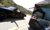 Fast & Furious - Neues Modell. Originalteile. – Auf Beutejagd: Dom (Vin Diesel) und Letty Ortiz (Michelle Rodríguez) klauen einen fahrenden Tanklastwagen. ? Ob das gut geht?