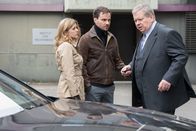 Der Staatsanwalt – Die Kommissare Christian Schubert (Simon Eckert, m.) und Kerstin Klar (Fiona Coors) und Staatsanwalt Bernd Reuther (Rainer Hunold) diskutieren über den Fall. Wer hat Iris ermordet?