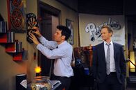 How I Met Your Mother – Wollen eine Bar eröffnen: Barney (Neil Patrick Harris, r.) und Ted (Josh Radnor, l.) ...
