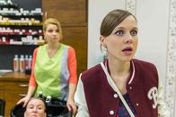 Danni Lowinski – Als Bea (Nadja Becker, r.) erfährt, dass Danni (Annette Frier, l.) in ihrer Verzweiflung einen Job als Friseurin angenommen hat, sagt sie ihr die Meinung und fordert sie auf zu kämpfen. Doch was wird Danni machen?