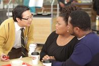 Community – Die beiden potenziellen Väter Andre (Malcolm-Jamal Warner , r.) und Chang (Ken Jeong, l.) kommen sich beim Kampf um Shirleys (Yvette Nicole Brown, M.) Aufmerksamkeit ständig ins Gehege ...